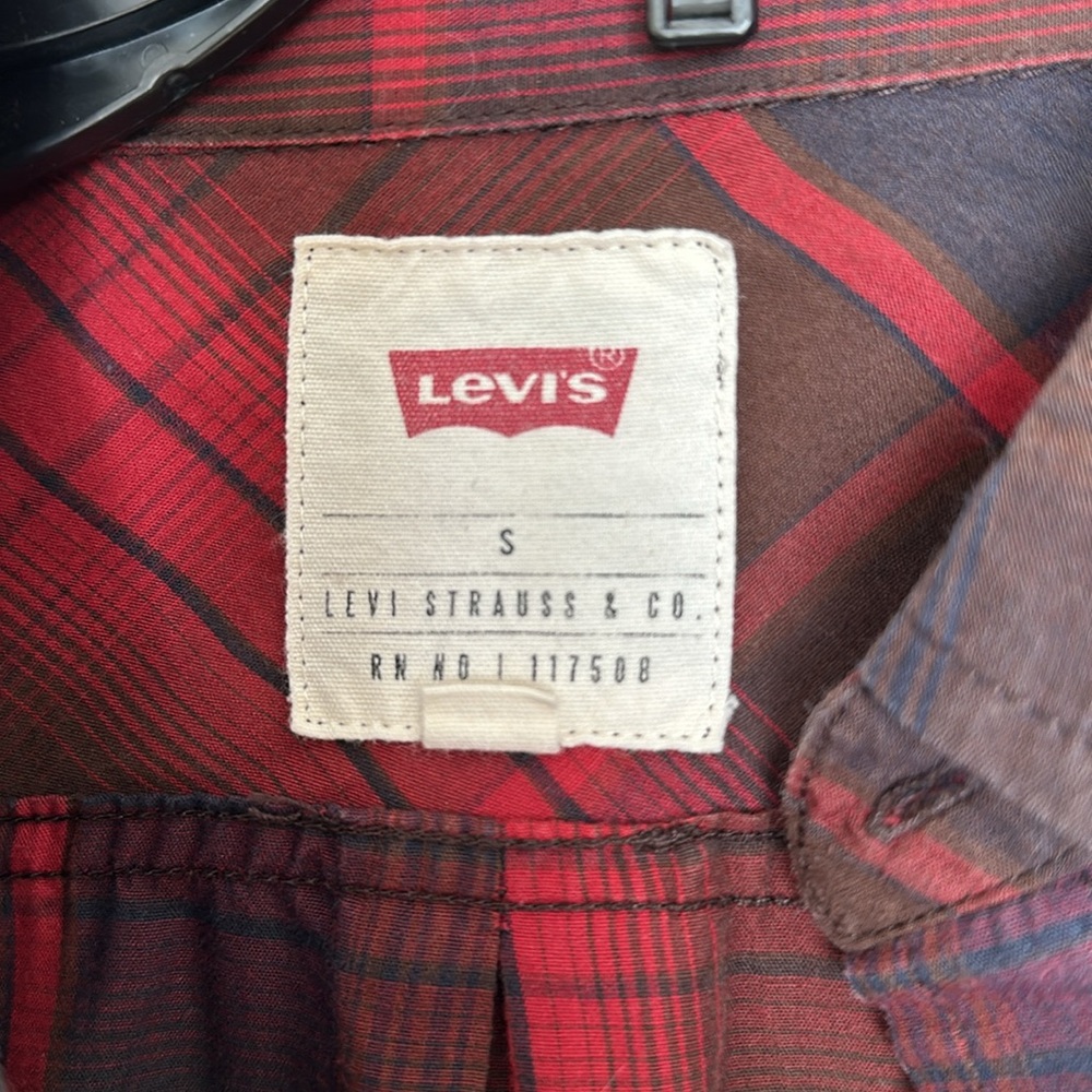 Levi's Men's Red Plaid Shirt Sz Small - Picture 2 of 2